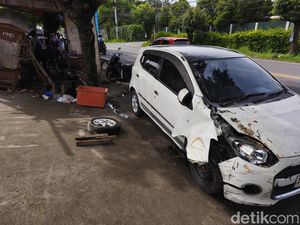 Ayla Seruduk Warung Hik dan 3 Motor di Colomadu Karanganyar