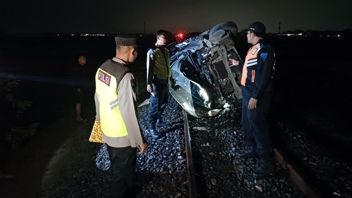 Mobil Sigra tertabrak KA di perlintasan yang berada di Desa Medani, Kecamatan Tegowanu, Kabupaten Grobogan. Dua orang tewas dalam peristiwa ini.

