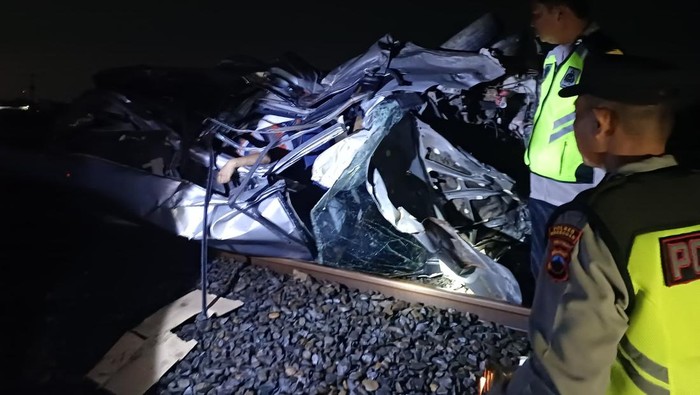 Tragedi Mengerikan: 3 Orang Hilang dalam Kecelakaan Mobil Vs KA di Grobogan