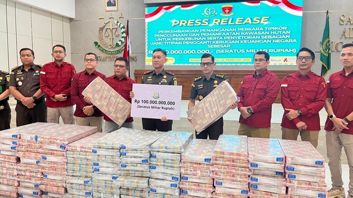 Kejaksaan Tinggi Lampung menerima uang titipan sebesar Rp 100 miliar dalam perkara dugaan tindak pidana korupsi penggunaan dan pemanfaatan kawasan hutan untuk perkebunan di Provinsi Lampung.