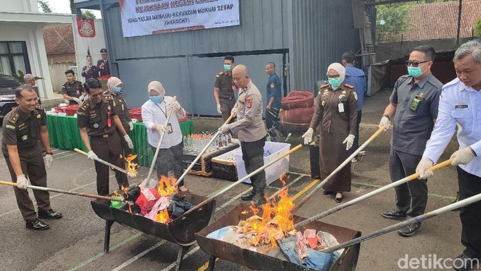 Kejari Ciamis menyatakan berbagai jenis barang bukti tindak pidana yang telah inkrah.