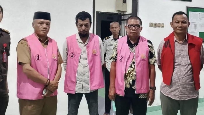 Kejari Muna menetapkan 5 tersangka korupsi proyek stadion dengan kerugian negara Rp 15,2 miliar. Tersangka termasuk Kadispora dan kontraktor.