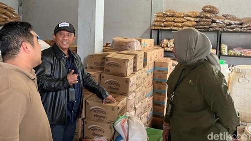 Kepala Bulog NTB, Mara Kamin Siregar (tengah) saat melakukan sidak bahan pokok di Lombok Tengah.