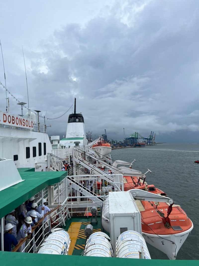Kepala Cabang Pelni Makassar Darman melakukan pengecekan alat-alat keselamatan di KM Dobonsolo saat sandar di Pelabuhan Makassar.