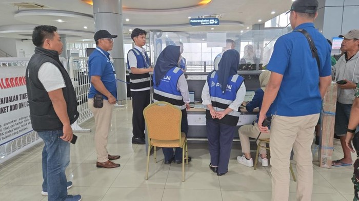 Kepala Cabang Pelni Makassar Darman memantau proses Boarding Departure Control Sustem (DCS) di Pelabuhan Makassar.