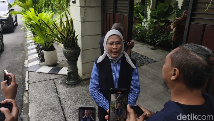 Ketua DPW PSI Jawa Barat Abang Ijo Hapidin, dan Mantan Bupati Indramayu Nina Agustina Dai Bachtiar, saat ditemui di kediaman Jokowi, di Kelurahan Sumber, Kecamatan Banjarsari, Kota Solo, Rabu (25/2/2026).