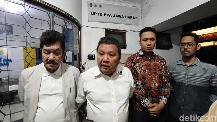 Ketua Tim Hukum Jabar Istimewa, Jutek Bongso (baju putih).