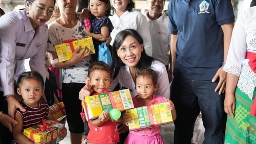 Ketua Tim Pembina Posyandu Gianyar Surya Adnyani Mahayastra memberikan bantuan makan hingga susu untuk balita mencegah stunting