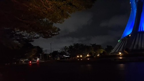 Kondisi Jalan Bypass Mataram-Gerung hingga Jalan Gajah Mada yang gelap gulita, Selasa (24/2/2026) malam akibat LPJU mati. (Nathea Citra/detikBali)