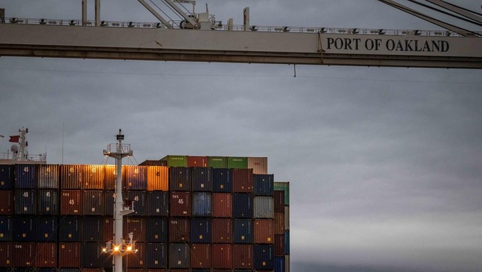 Kontainer-kontainer pengiriman tampak menumpuk di atas kapal kargo dan area sandar di Pelabuhan Oakland, California, Amerika Serikat, Selasa (24/2/2026). Kondisi ini terjadi setelah Mahkamah Agung Amerika Serikat memutuskan bahwa kebijakan tarif yang diberlakukan oleh mantan Presiden AS Donald Trump dinilai melampaui kewenangannya. REUTERS/Carlos Barria
