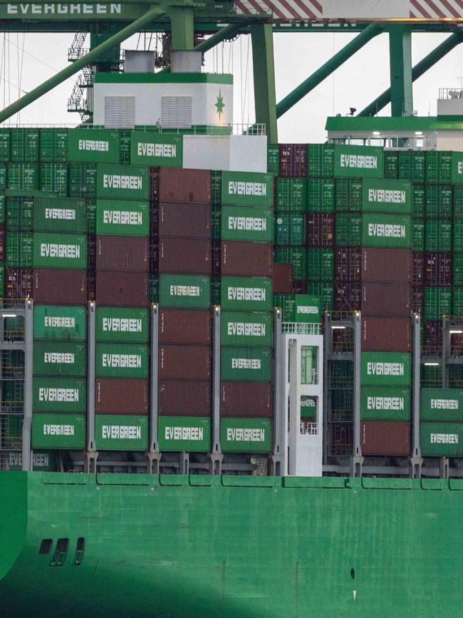 Kontainer Menggunung di Pelabuhan Oakland Usai Putusan Tarif Trump