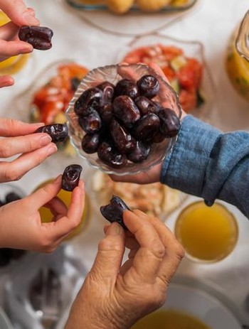 7 Alasan Makan Kurma Saat Sahur Bikin Nggak Mudah Lemas