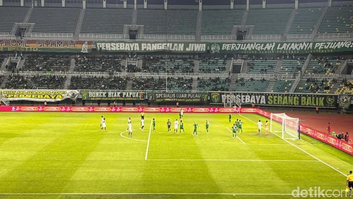 Laga Persebaya Surabaya vs PSM Makassar