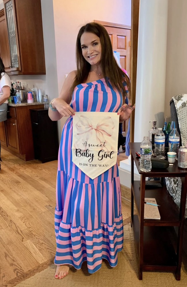 Aktris yang dikenal lewat serial CSI: Miami itu melahirkan seorang putri bernama Aviana pada 5 Februari. Bayi tersebut merupakan buah cintanya dengan mendiang suaminya, Ryan, yang wafat akibat komplikasi tumor otak. Foto: dok. Instagram @thelauraorrico