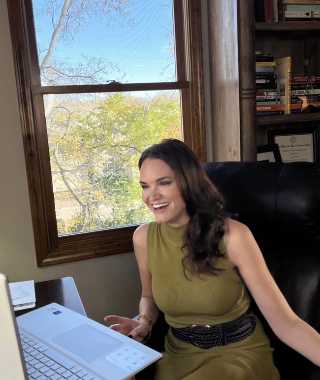 Dalam wawancara dengan People, Laura mengungkapkan kebahagiaannya. “Rasanya seperti mimpi dan sangat membahagiakan. Setelah pergulatan batin antara melakukan ini sendirian, tetap berharap menemukan pasangan, serta riwayat lima kali keguguran bertahun-tahun lalu, akhirnya aku memiliki bayi cantikku,” ujarnya. Foto: dok. Instagram @thelauraorrico