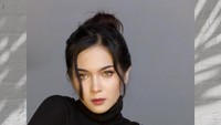 Sosok Lindi Fitriyana terungkap setelah undangan pernikahan Virgoun bocor. Ternyata sosok Lindi bukan orang baru di industri hiburan Tanah Air. Foto: Instagram @lindifitriyana
