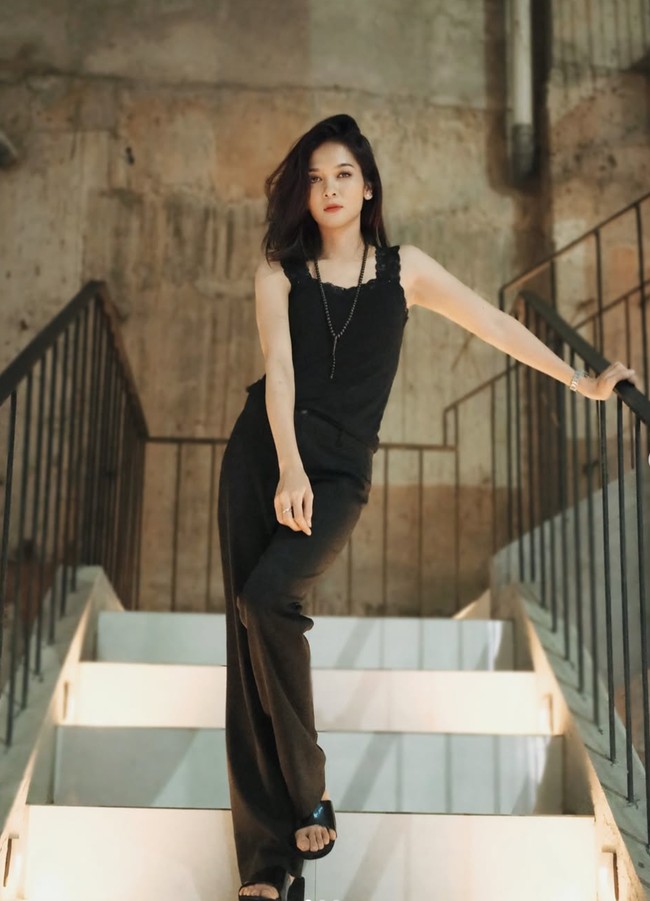 Lindi Fitriyana digosipkan menjadi wanita yang akan segera dinikahi oleh Virgoun. Gosip tersebut mulai beredar usai foto yang diduga undangan pernikahan Virgoun banyak tersebar di media sosial. Foto: Instagram/@lindifitriyana