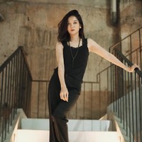 Lindi Fitriyana digosipkan menjadi wanita yang akan segera dinikahi oleh Virgoun. Gosip tersebut mulai beredar usai foto yang diduga undangan pernikahan Virgoun banyak tersebar di media sosial. Foto: Instagram/@lindifitriyana