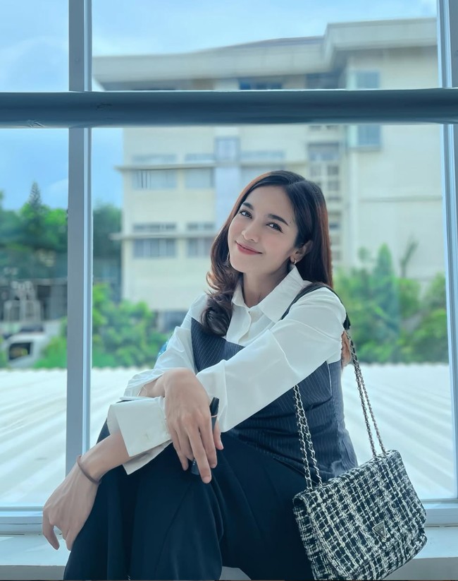 Selain sebagai artis FTV, Lindi juga seorang penyanyi. Ia pernah merilis lagu berjudul Satu Mimpi. Foto: Instagram/@lindifitriyana