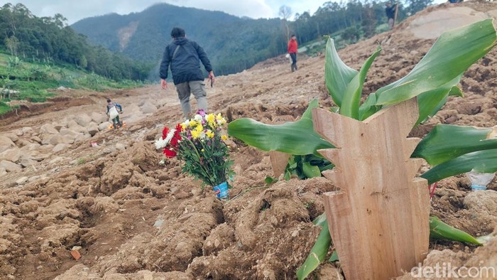 Lokasi longsor cisarua banyak didatangi warga