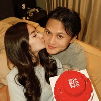 Gaya Mahalini Beri Kejutan Ultah Suami di Kasur, Rambut On Point Bikin Salfok