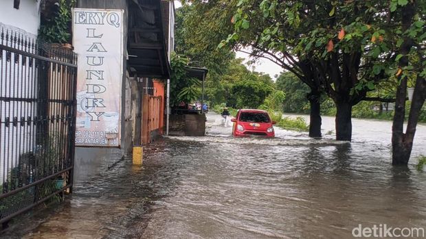 Makassar Waduk Tunggu Pampang, Kota Makassar, Sulawesi Selatan (Sulsel), meluap hingga air meluber ke jalan, Rabu (25/2/2026).
