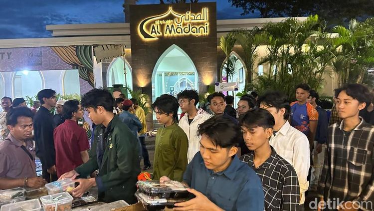 Masjid Al Madani Surabaya Bagikan 1.000 Makanan Buka Puasa ke Mahasiswa