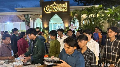 Masjid Al Madani Surabaya Bagikan 1.000 Makanan Buka Puasa ke Mahasiswa