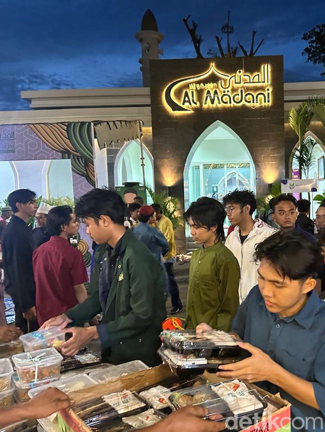 Masjid Al Madani Surabaya Bagikan 1.000 Makanan Buka Puasa ke Mahasiswa