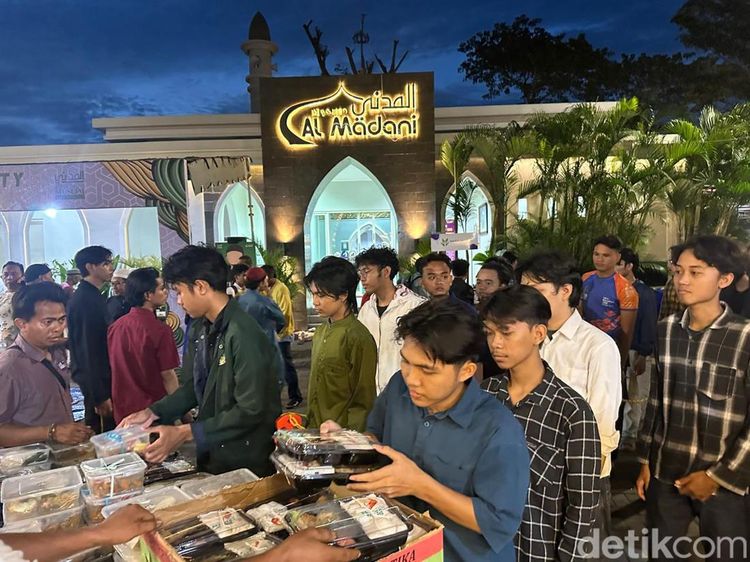 Masjid Al Madani Surabaya Bagikan 1.000 Makanan Buka Puasa ke Mahasiswa