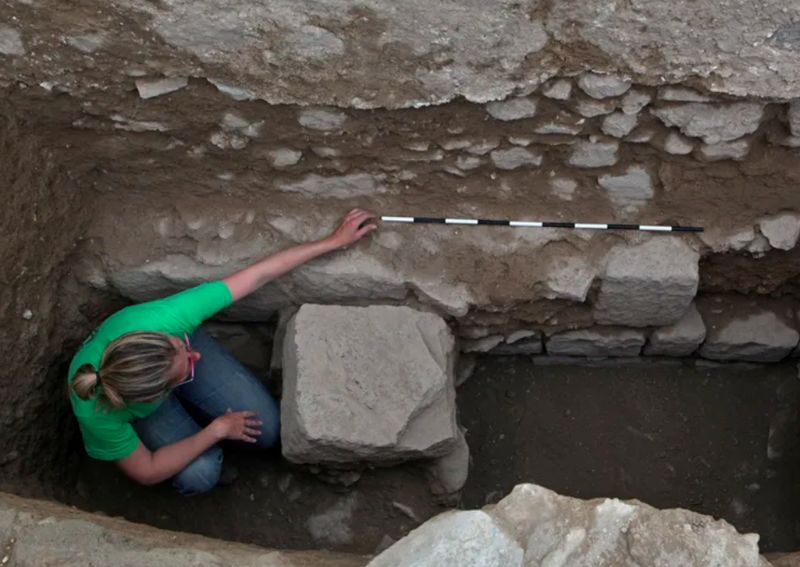 Para arkeolog menemukan sisa-sisa fondasi masjid berusia sekitar 1.350 tahun di dekat Laut Galilea, Israel. Ini adalah sisa-sisa salah satu masjid tertua yang tercatat, yang dibangun hanya satu generasi setelah Nabi Muhammad wafat.