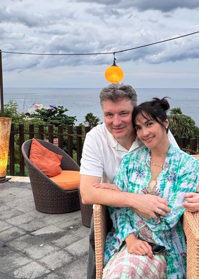 Melalui akun Instagram pribadinya Maudy membagikan foto-foto kebersamaannya dengan suami. Sudah 24 tahun lebih menikah, Maudy dan suaminya, Erik Meijer, masih tetap terlihat mesra. Foto: Instagram/@maudykoesnaedi