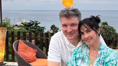 Potret Maudy Koesnaedi Mesra Bareng Suami, Wajah Awet Muda Curi Atensi