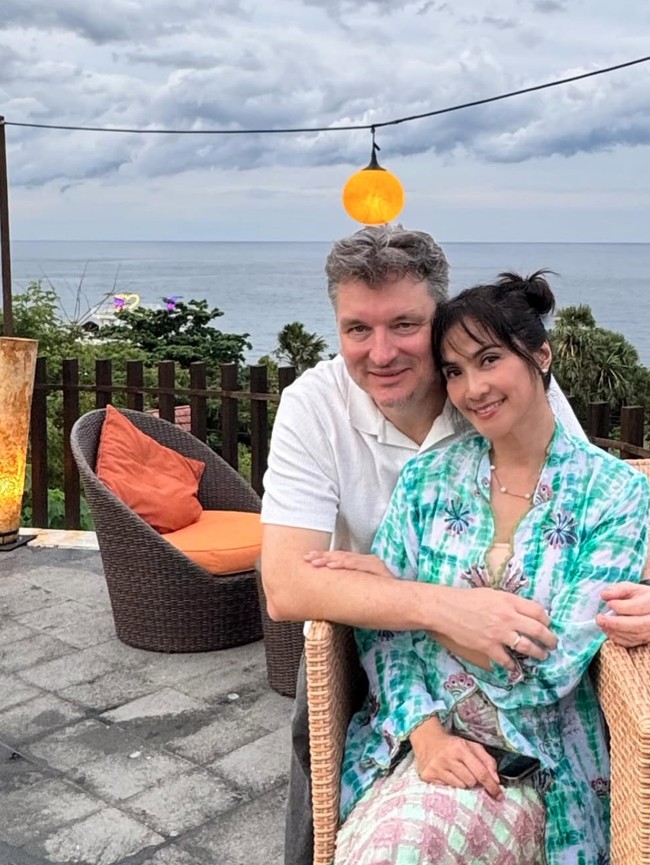 Potret Maudy Koesnaedi Mesra Bareng Suami, Wajah Awet Muda Curi Atensi