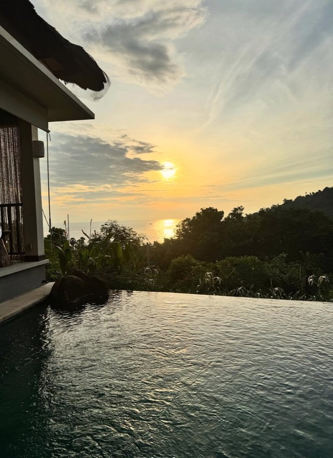 Keterangan unggahannya berbunyi, “Selamat Hari Kasih Sayang & Selamat Tahun Baru Imlek & Selamat menyambut bulan suci Ramadhan. Teriring doa semoga kita bisa merayakan hari hari spesial bersama yang ter-spesial dan ngejalanin dengan hati bahagia, berkah sehat & selamat ya..” Foto: Instagram/@maudykoesnaedi