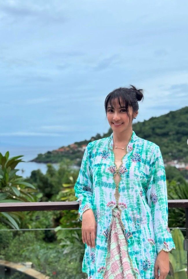 Maudy tampil cantik kenakan atasan berwarna hijau tosca dipadukan rok lilit bernuansa pastel pink dan hijau. Ia melengkapi penampilannya dengan anting dan kalung simpel. Foto: Instagram/@maudykoesnaedi