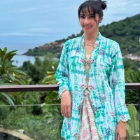 Maudy tampil cantik kenakan atasan berwarna hijau tosca dipadukan rok lilit bernuansa pastel pink dan hijau. Ia melengkapi penampilannya dengan anting dan kalung simpel. Foto: Instagram/@maudykoesnaedi