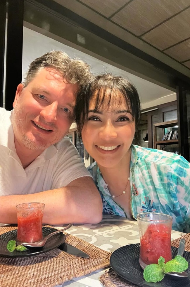 Rambutnya ditata cepol rendah dengan poni depan tipis, menciptakan tampilan fresh dan youthful. Penampilannya makin lengkap dengan makeup natural yang berfokus pada kulit glowing, alis rapi, serta lipstik pink lembut. Foto: Instagram/@maudykoesnaedi