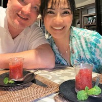 Rambutnya ditata cepol rendah dengan poni depan tipis, menciptakan tampilan fresh dan youthful. Penampilannya makin lengkap dengan makeup natural yang berfokus pada kulit glowing, alis rapi, serta lipstik pink lembut. Foto: Instagram/@maudykoesnaedi