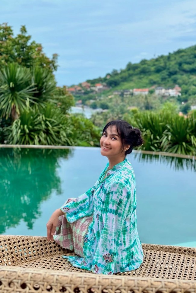 Lahir pada 8 April 1975, sebentar lagi Maudy akan berusia 51 tahun. Meski demikian penampilannya masih terlihat awet muda dengan wajah mulus dan tubuh ramping. Foto: Instagram/@maudykoesnaedi