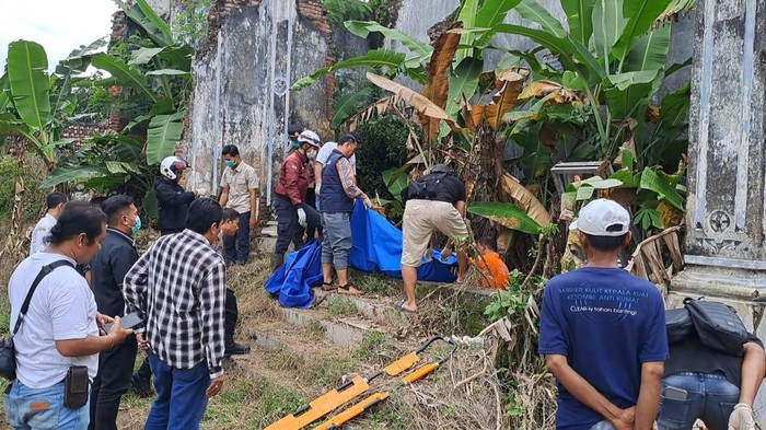 Evakuasi mayat ibu dan anak di bekas bangunan aspol Desa Rejoagung, Ploso, Jombang