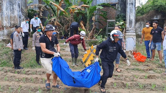 Evakuasi mayat ibu dan anak di bekas bangunan aspol Desa Rejoagung, Ploso, Jombang