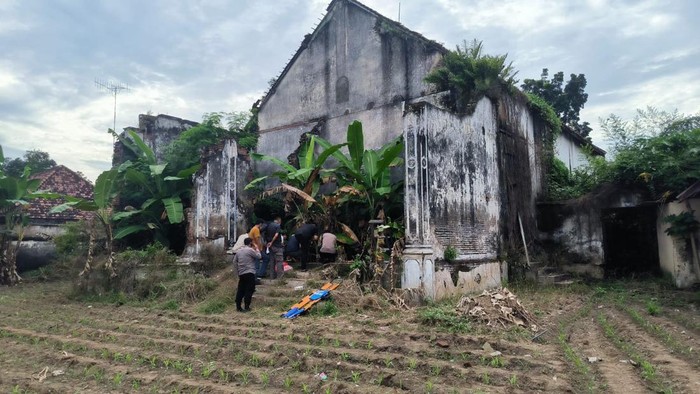 Tragedi Mengerikan: Ibu dan Anak Ditemukan Tewas di Jombang, Kulitnya Melepuh
