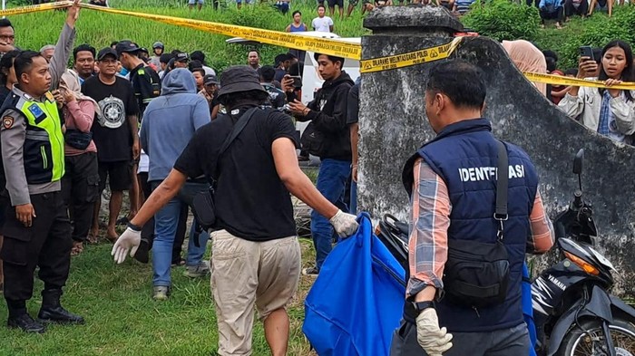 Proses evakuasi mayat ibu dan anak di bekas bangunan Aspol Ploso, Jombang