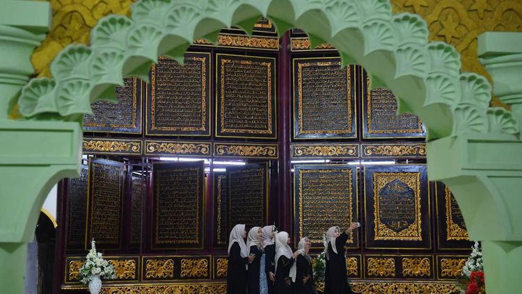 Mengagumi Ukiran Ayat di Al-Quran Raksasa