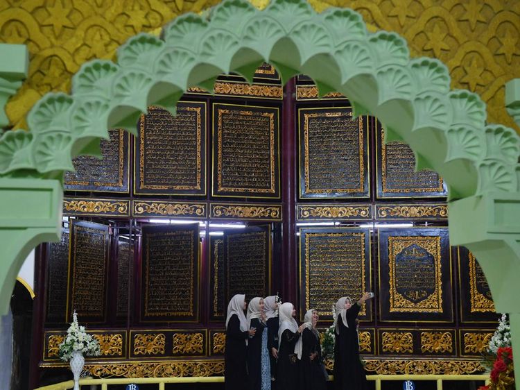 Mengagumi Ukiran Ayat di Al-Quran Raksasa