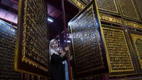 Al-Qur’an raksasa tersebut diukir pada kayu trembesi dengan ukuran sekitar 1,77 x 1,4 meter per lembar. ANTARA FOTO/Angga Palguna