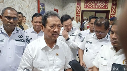 Menteri KP, Sakti Wahyu Trenggono saat memberikan keterangan kepada awak media di Kupang, Rabu (25/2/2026).