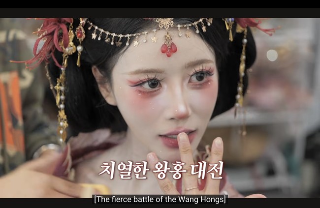 Gaya makeup Wanghong menonjolkan kulit seputih salju, aegyo-sal alias kantong mata yang dipertegas, hingga blush on mencolok. Hasil akhirnya membuat Mijoo terlihat bak boneka. Foto: Instagram