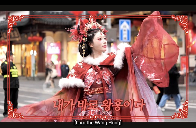 Dengan riasan tersebut, Mijoo berkeliling Shanghai dan menarik perhatian banyak orang. Bahkan tak sedikit yang mengajaknya foto bersama. Foto: Instagram